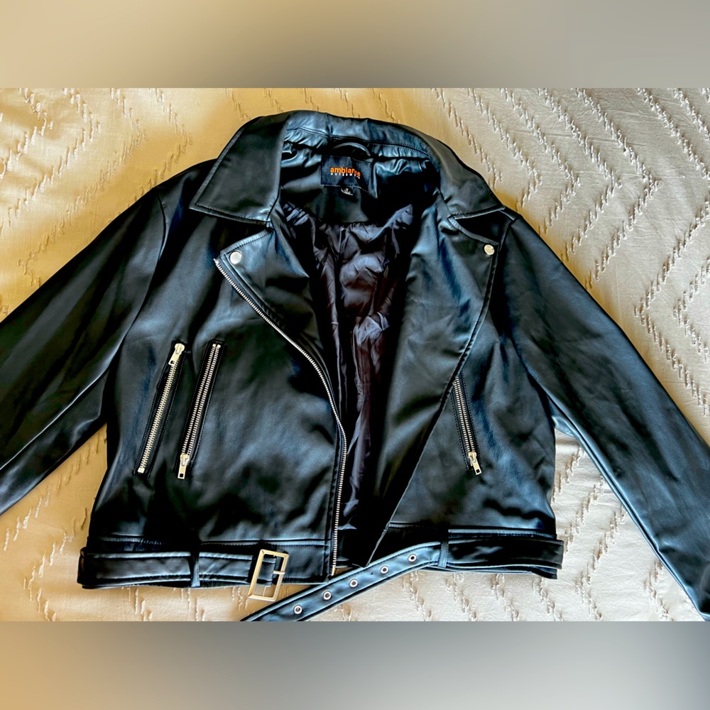 Cropped faux leather jacket
